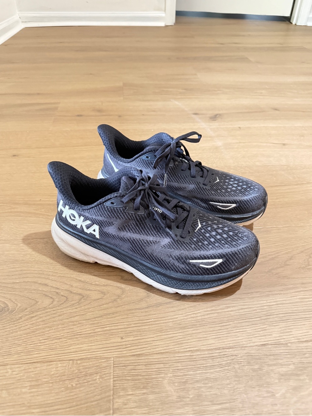 HOKA WOMENS CLIFTON 9 BLK/WHT